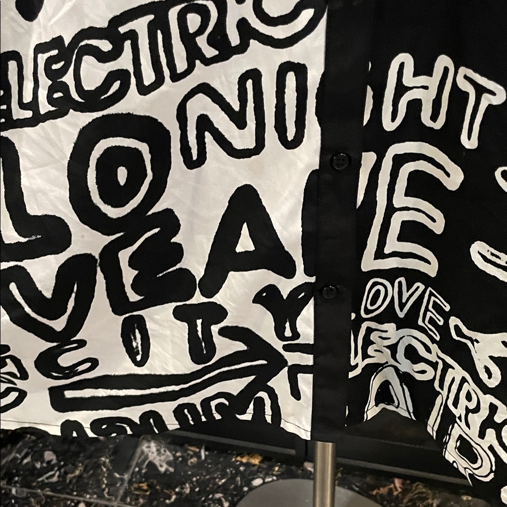 Live 4 Truth Monochrome Graphic Shirt - Picture 5 of 10
